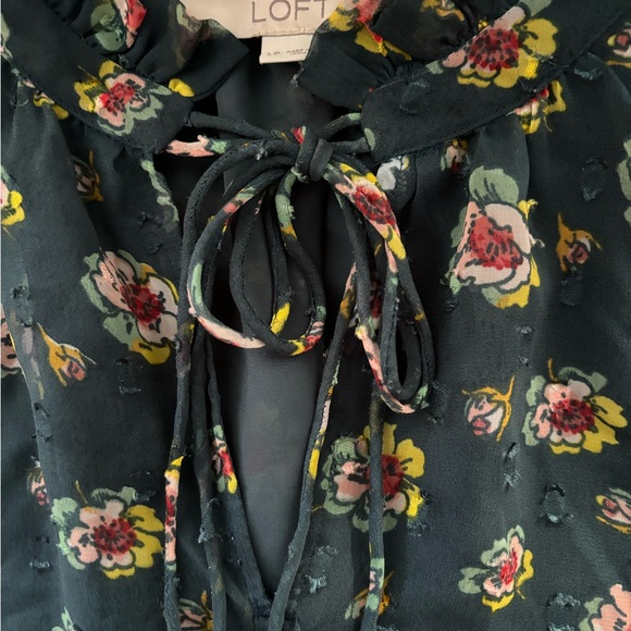 ❤️2/$15 or 3/$21❤️ Loft Hunter Green Floral Blouse, Size Petite Large - Picture 6 of 11